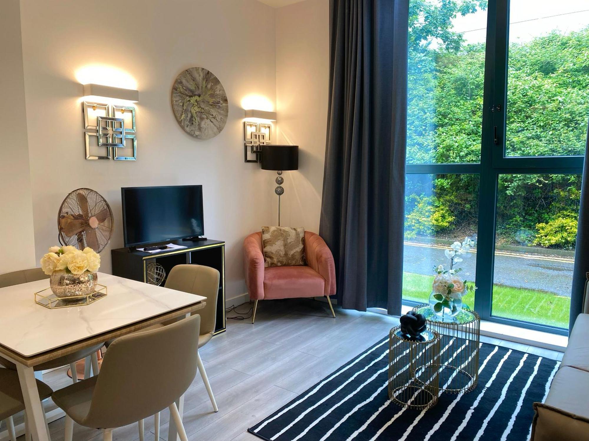 Newpointe Stunning 1-Bedroom Serviced Apartment Milton Keynes Buitenkant foto